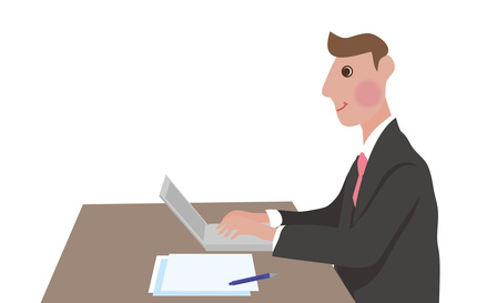 パソコンに向かい勉強をしている男