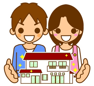 家と一緒に幸せそうに微笑む若い夫婦